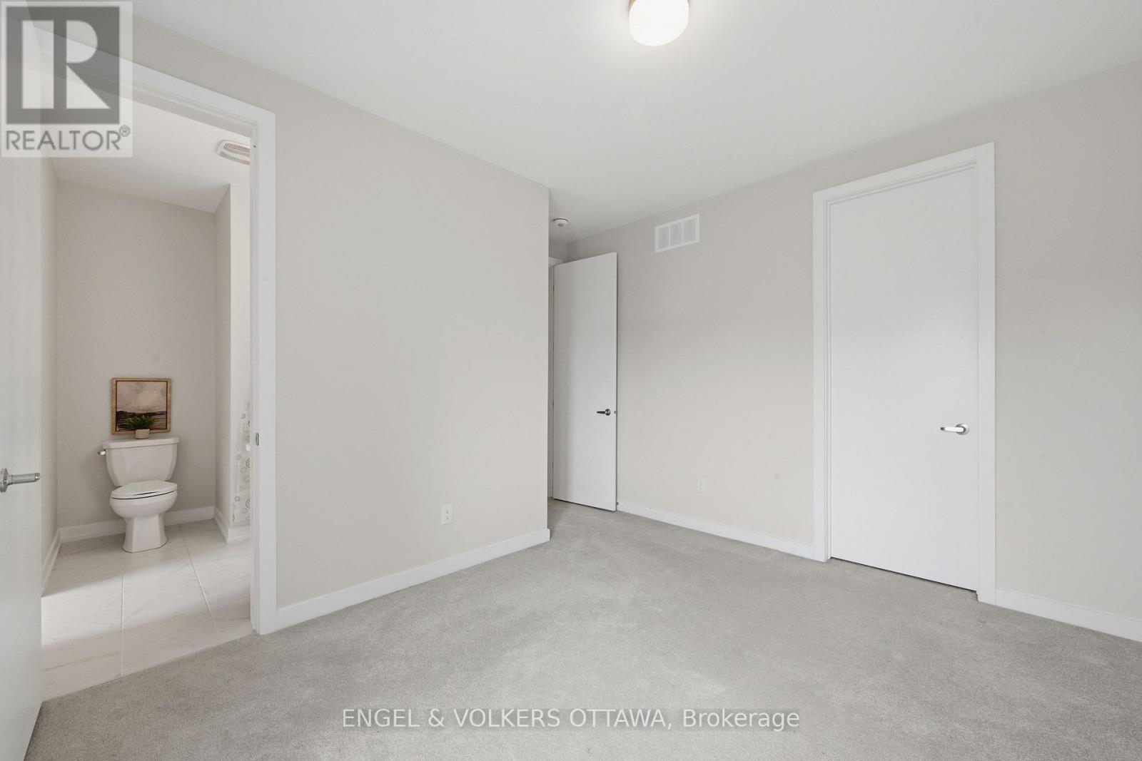 17 PACING WALK, Ottawa. Luxury613. By Peter Sagos - Image 34