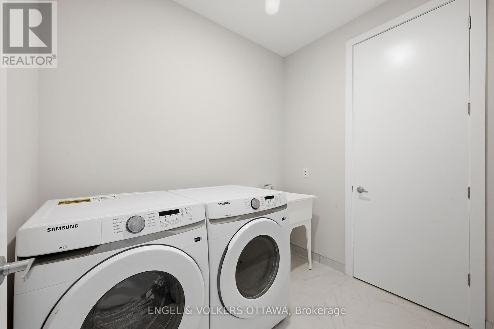 17 PACING WALK, Ottawa. Luxury613. By Peter Sagos - Image 38