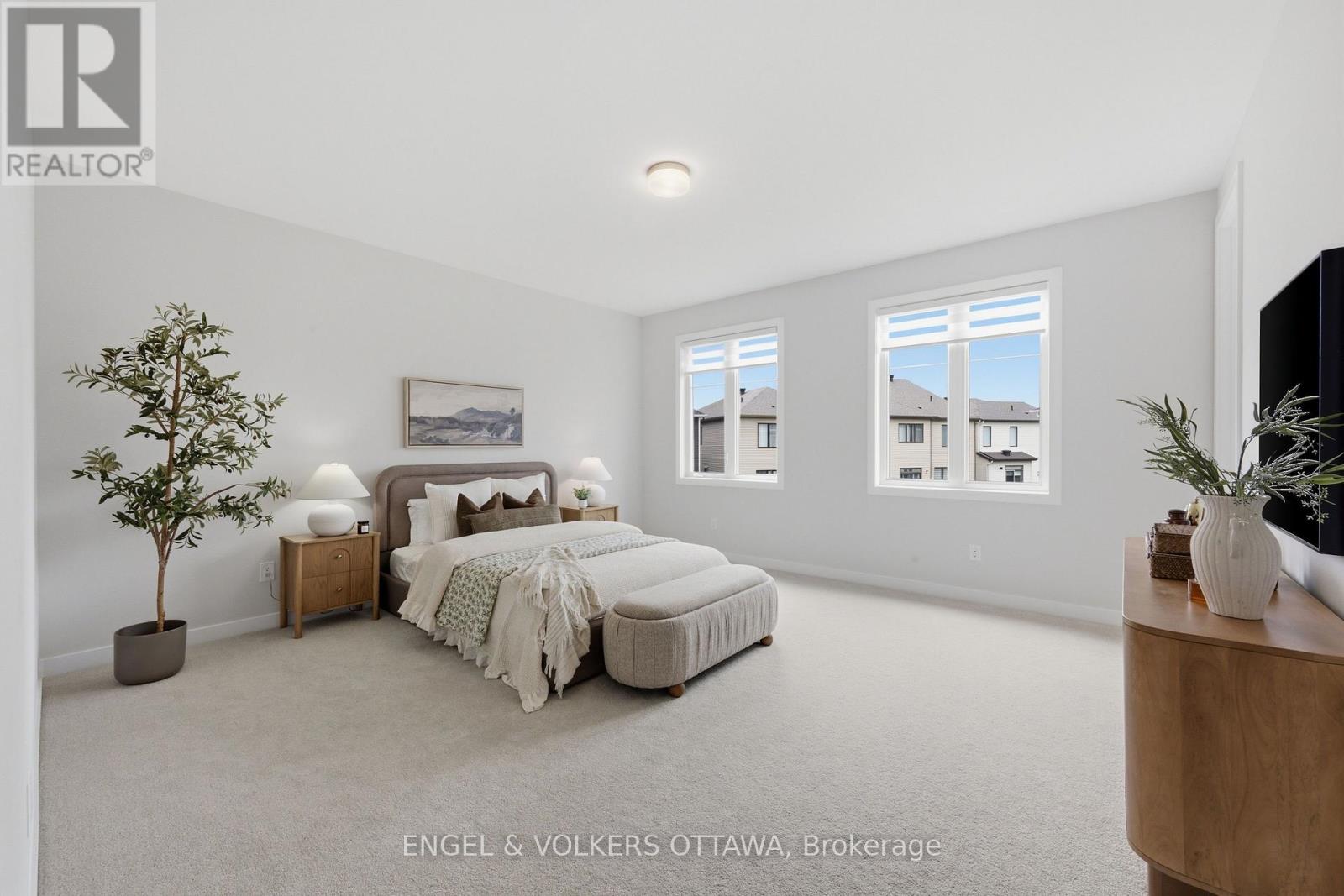 17 PACING WALK, Ottawa. Luxury613. By Peter Sagos - Image 39