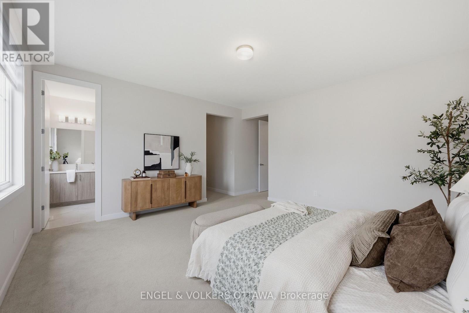 17 PACING WALK, Ottawa. Luxury613. By Peter Sagos - Image 41