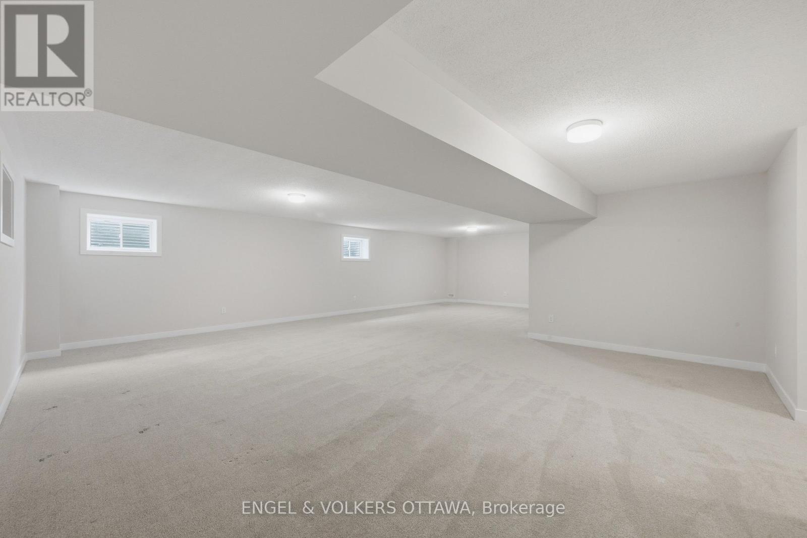 17 PACING WALK, Ottawa. Luxury613. By Peter Sagos - Image 45