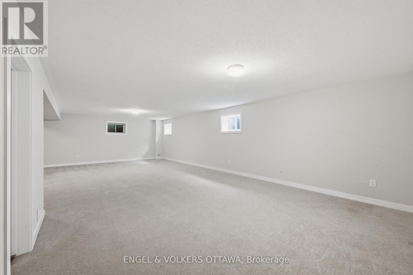 17 PACING WALK, Ottawa. Luxury613. By Peter Sagos - Image 46