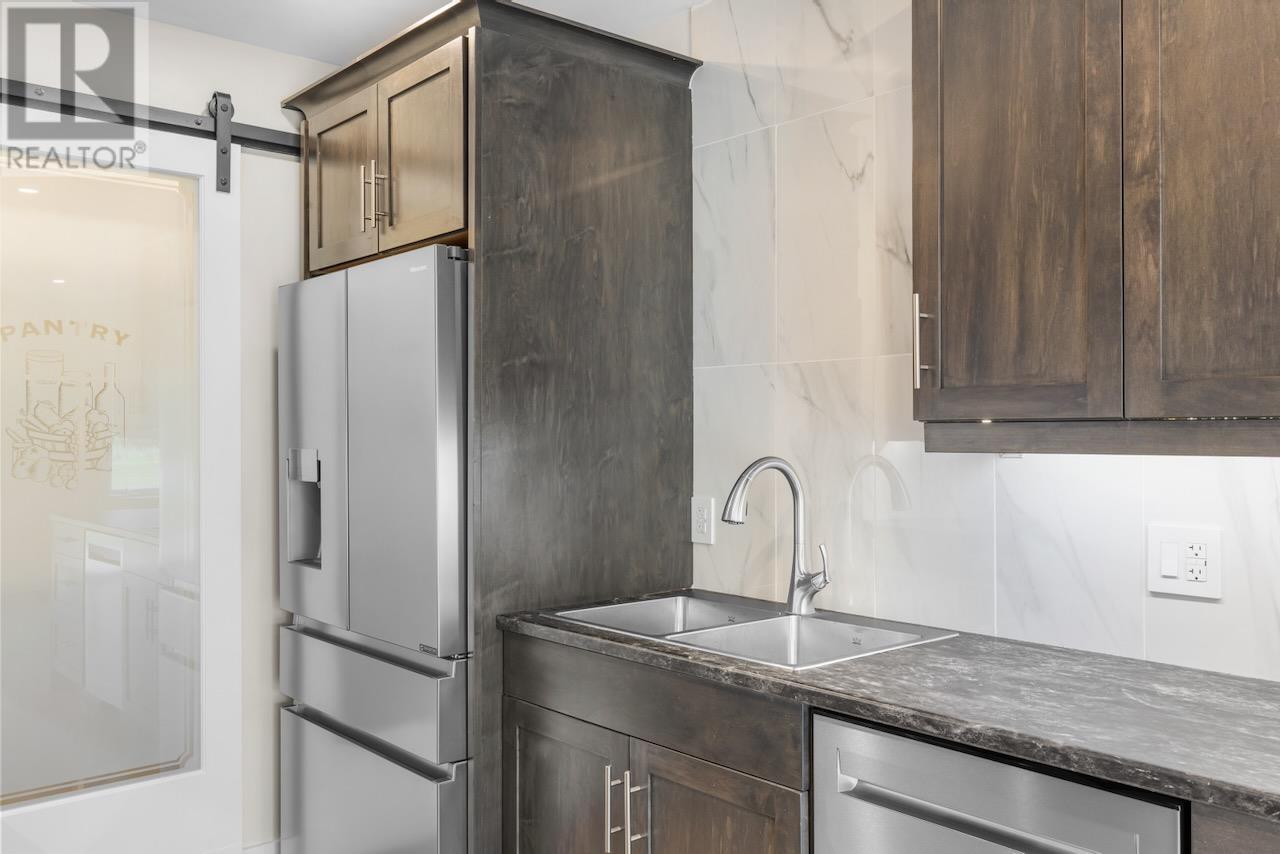 2 BALDERSTON Court - 6