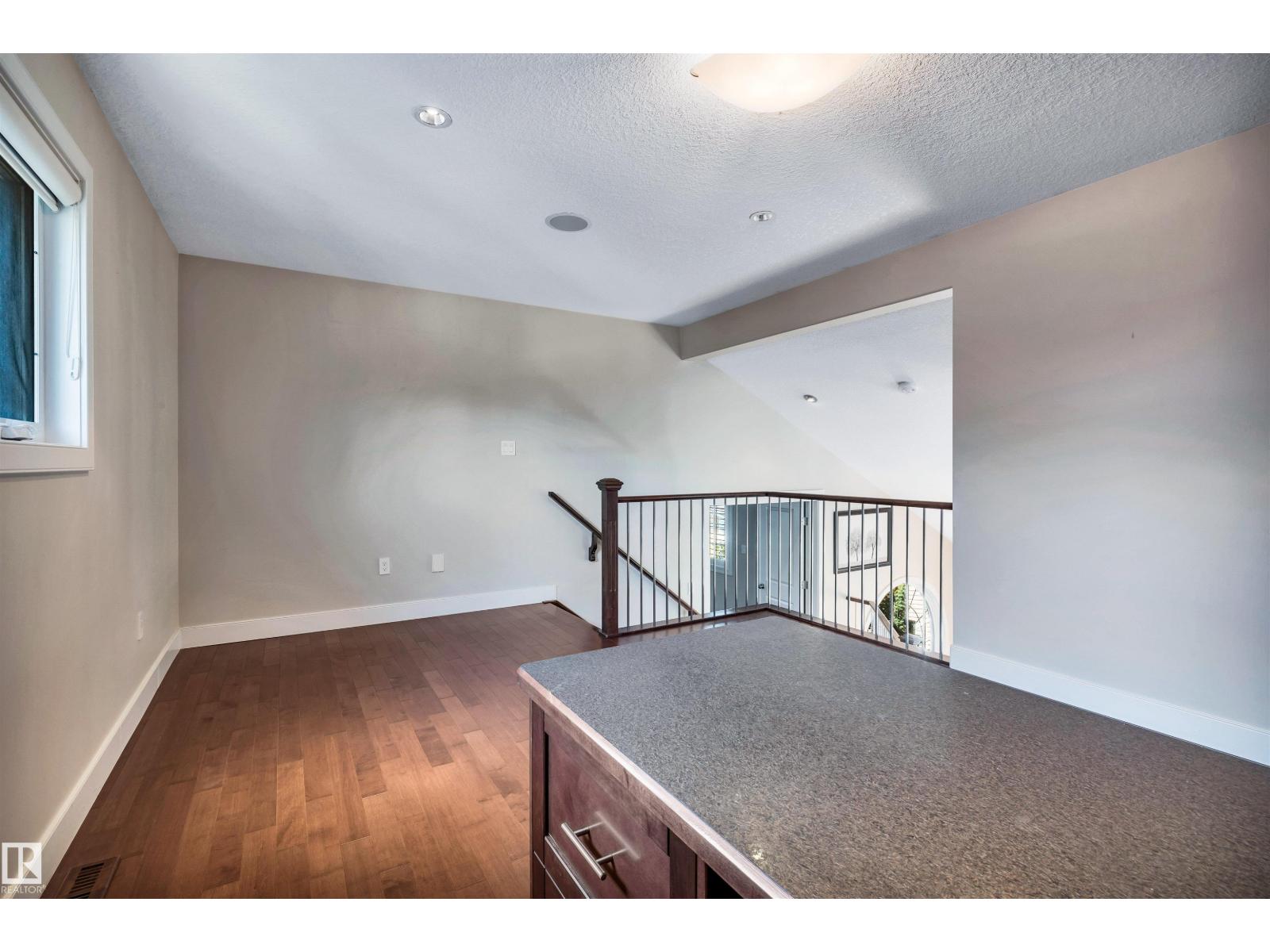 9 SHOREWOOD CR - 31