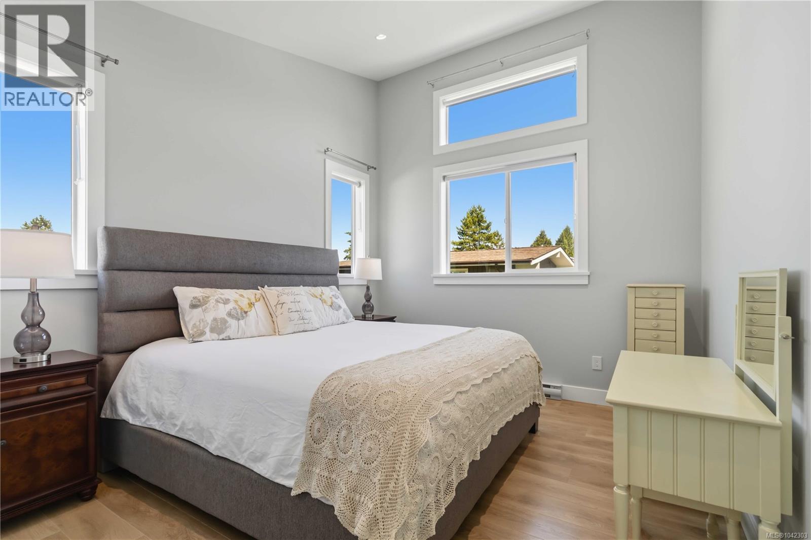 1176 Clarke Rd - 38