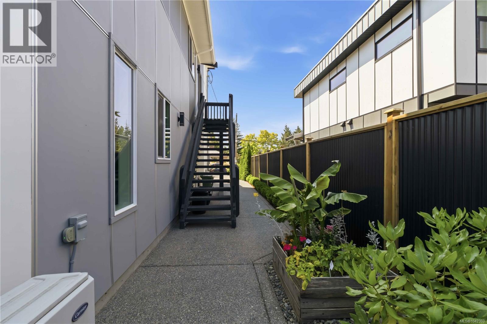 1176 Clarke Rd - 46