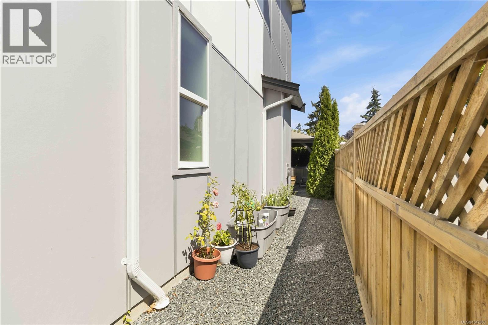 1176 Clarke Rd - 53