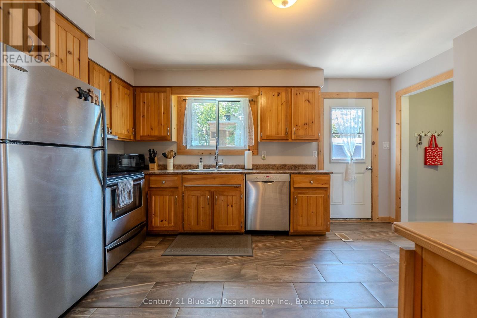 7 BIRCH CRESCENT - 12