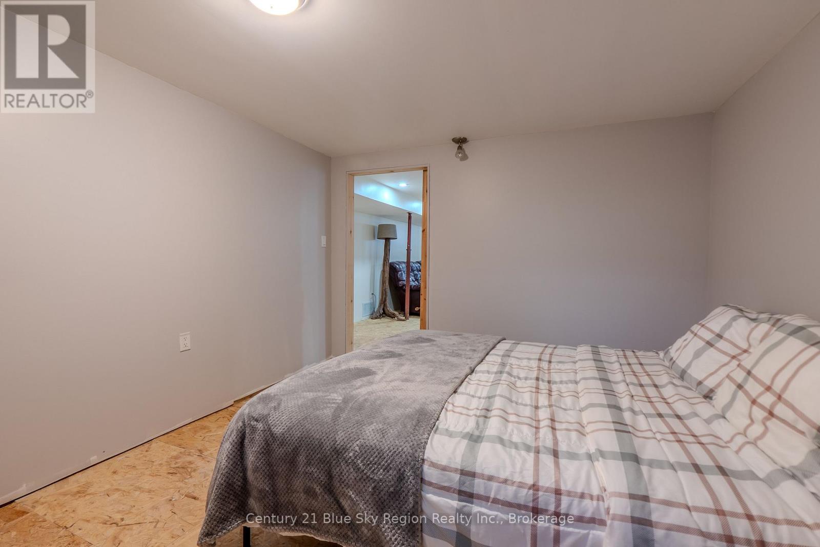 7 BIRCH CRESCENT - 25