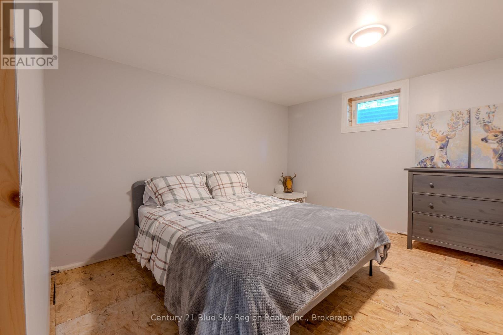 7 BIRCH CRESCENT - 26