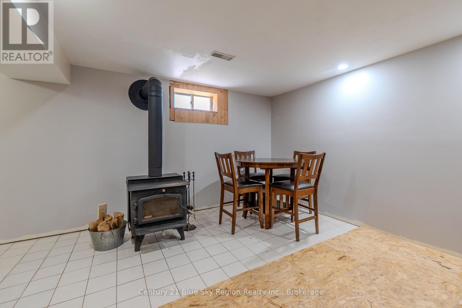 7 BIRCH CRESCENT - 28