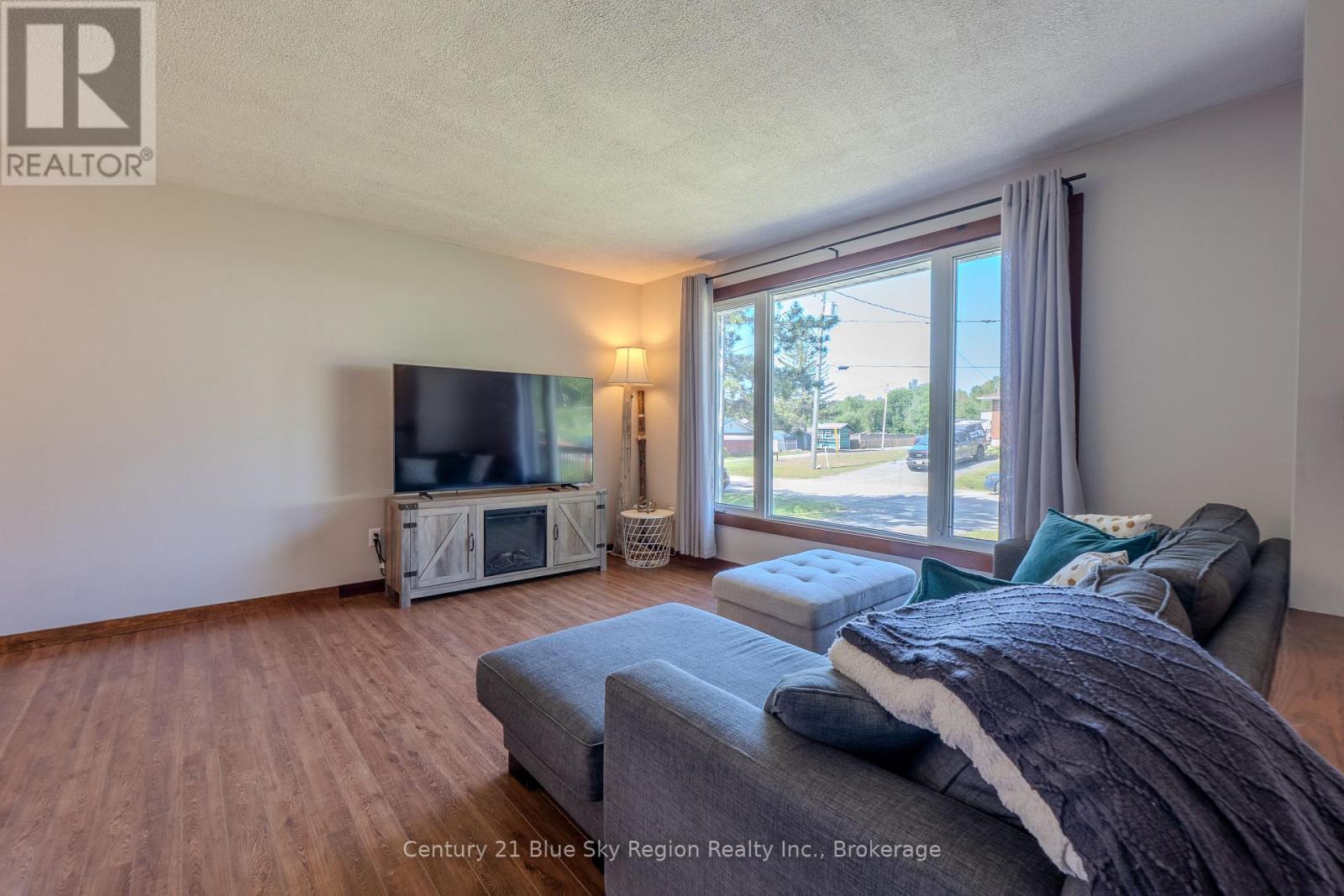 7 BIRCH CRESCENT - 4