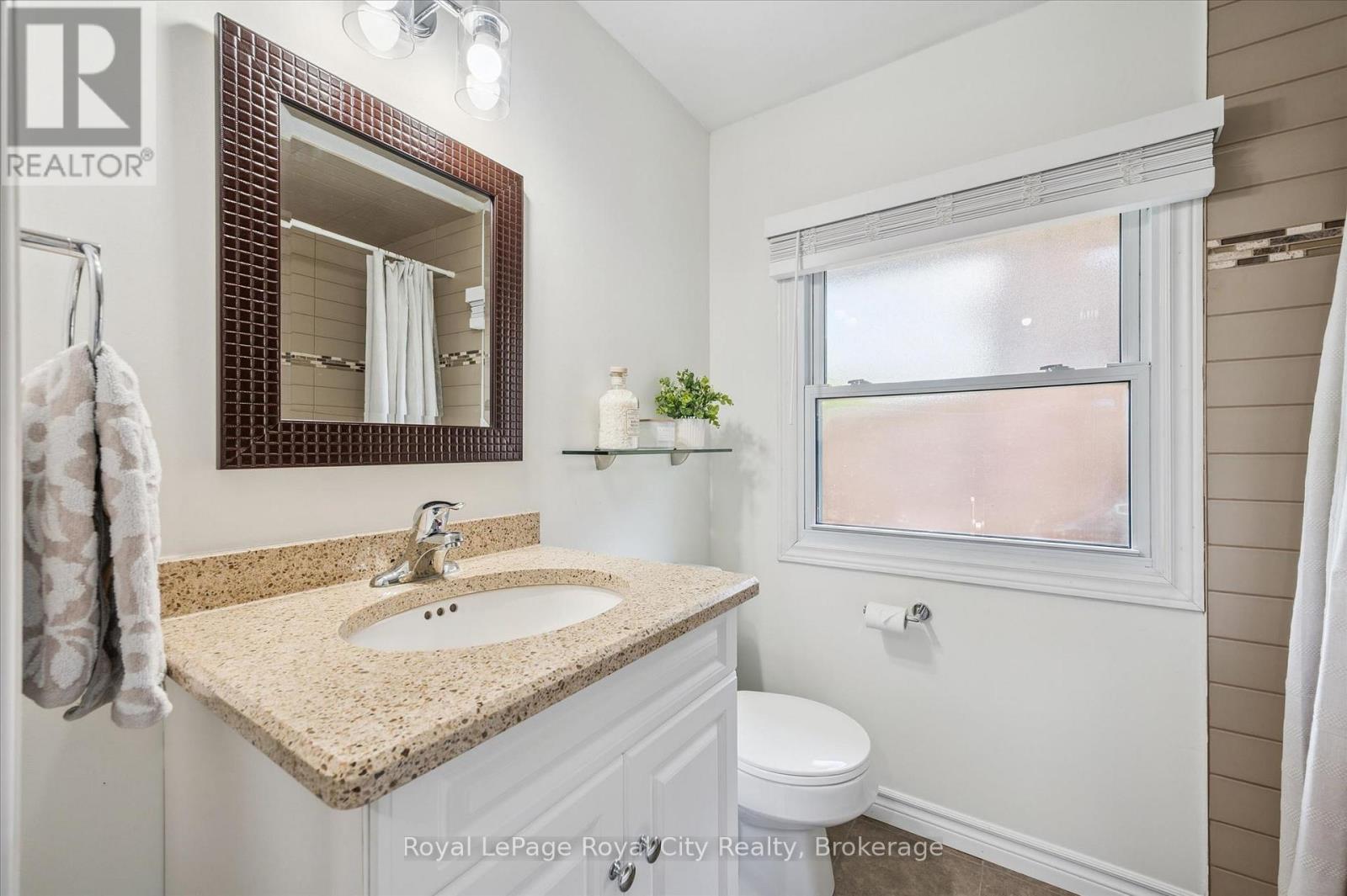 38 SHADYBROOK CRESCENT - 25