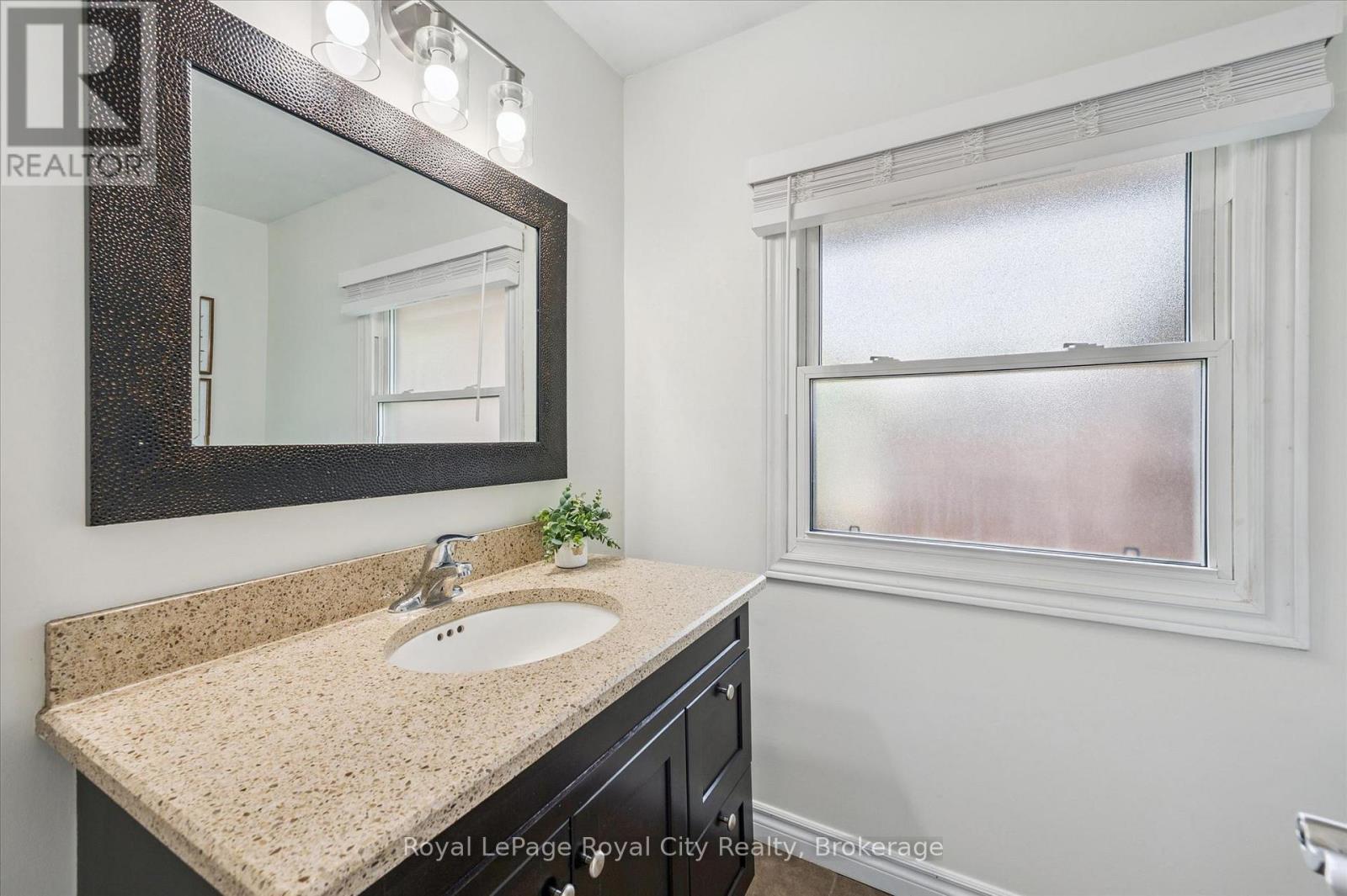 38 SHADYBROOK CRESCENT - 27