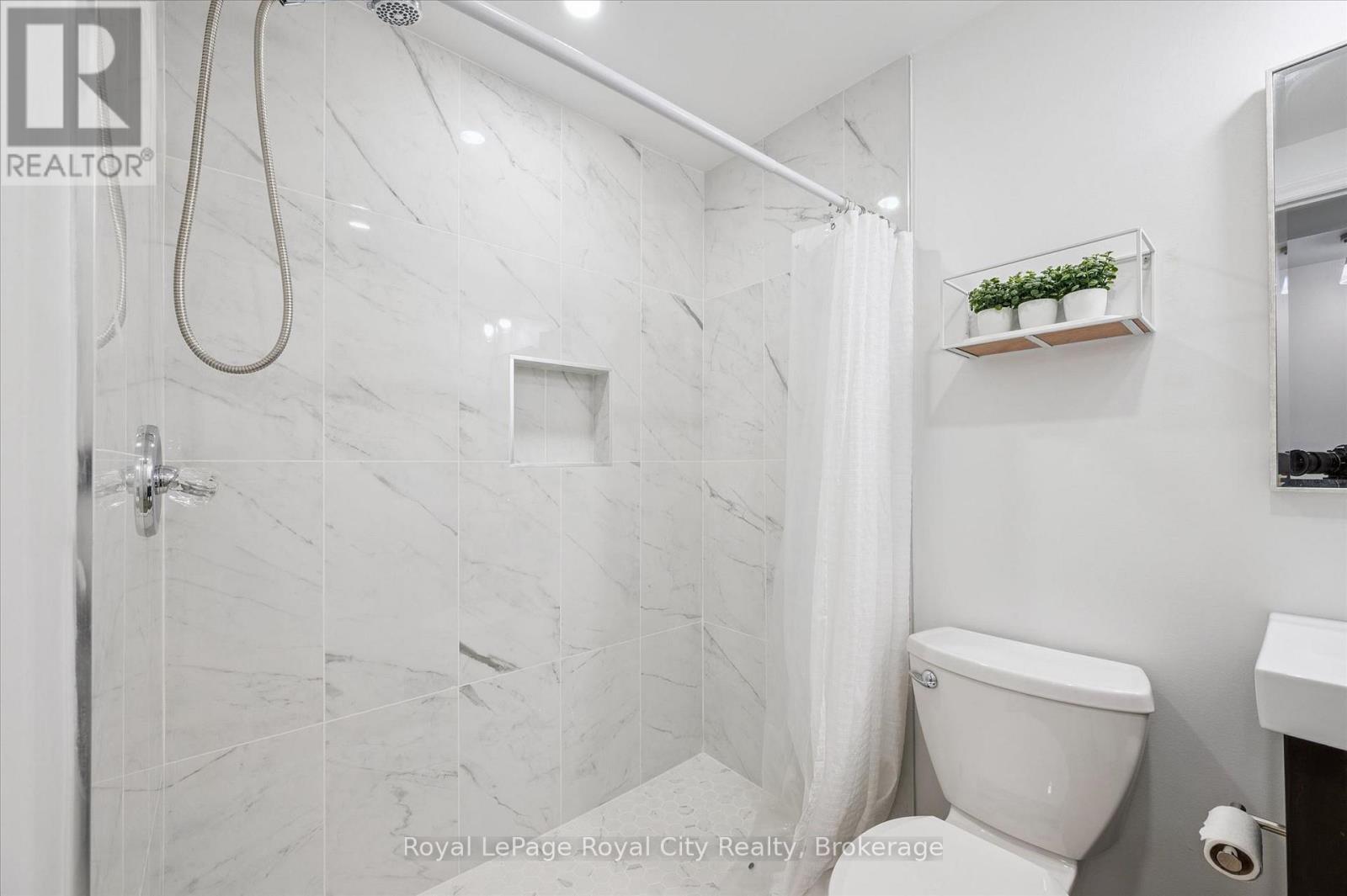 38 SHADYBROOK CRESCENT - 35