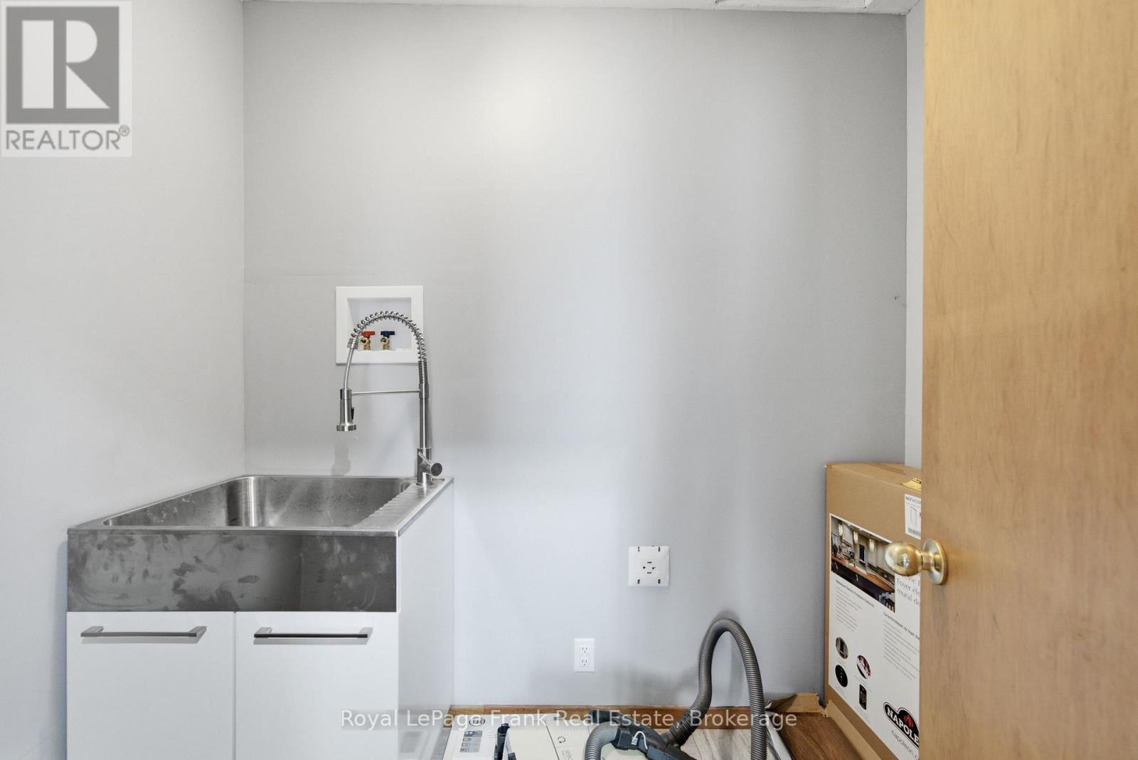 220 LINDEN VALLEY ROAD - 28