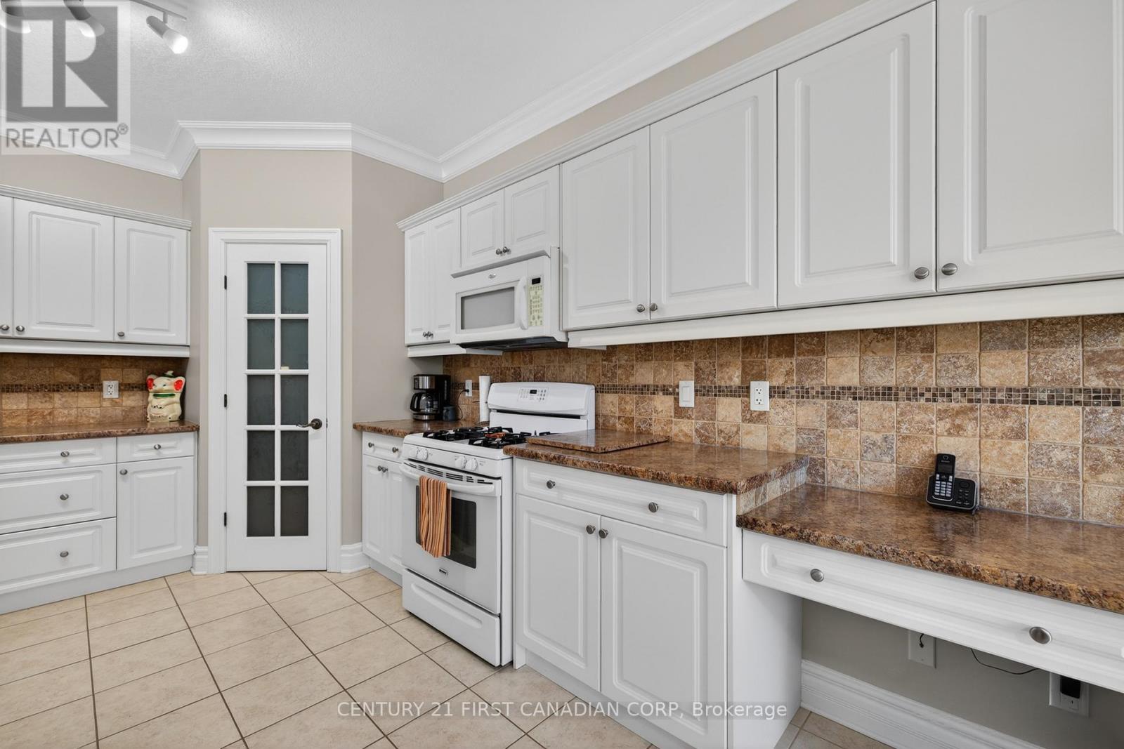#9 181 SKYLINE AVENUE - 15