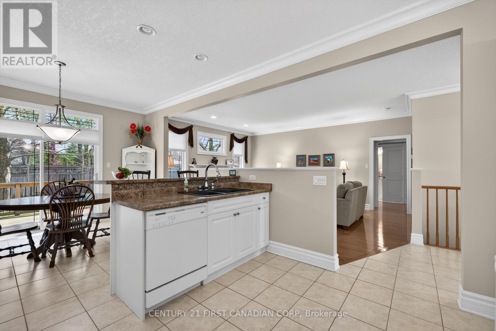 #9 181 SKYLINE AVENUE - 16