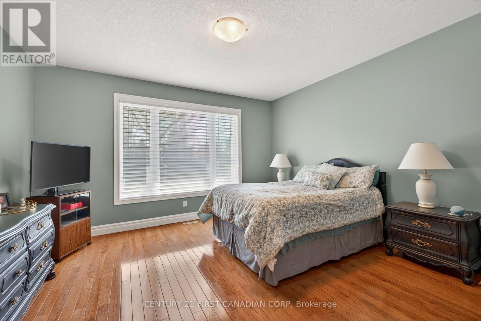 #9 181 SKYLINE AVENUE - 17