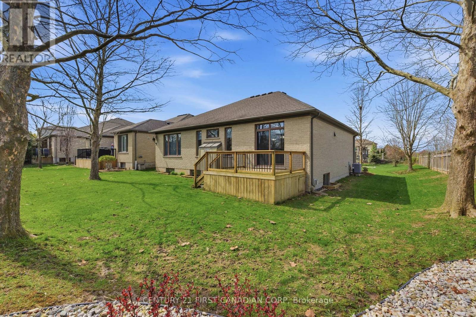 #9 181 SKYLINE AVENUE - 35