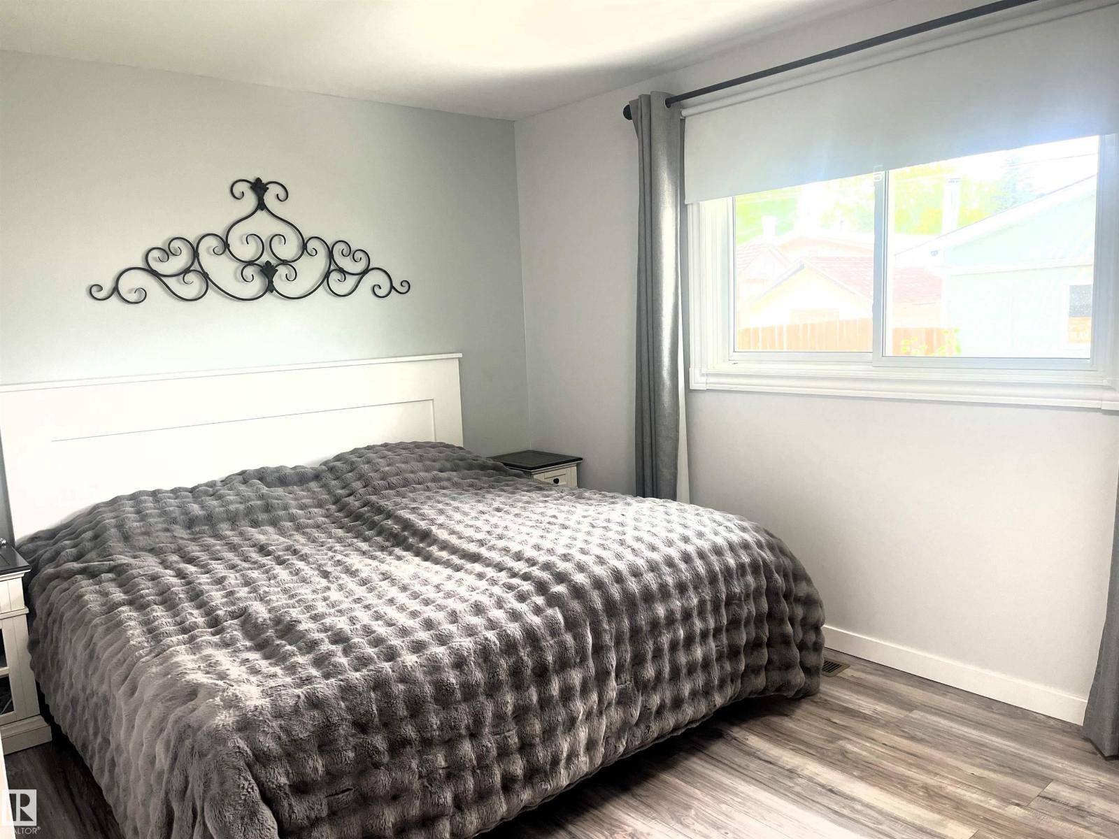 4812 47 St - photo 3