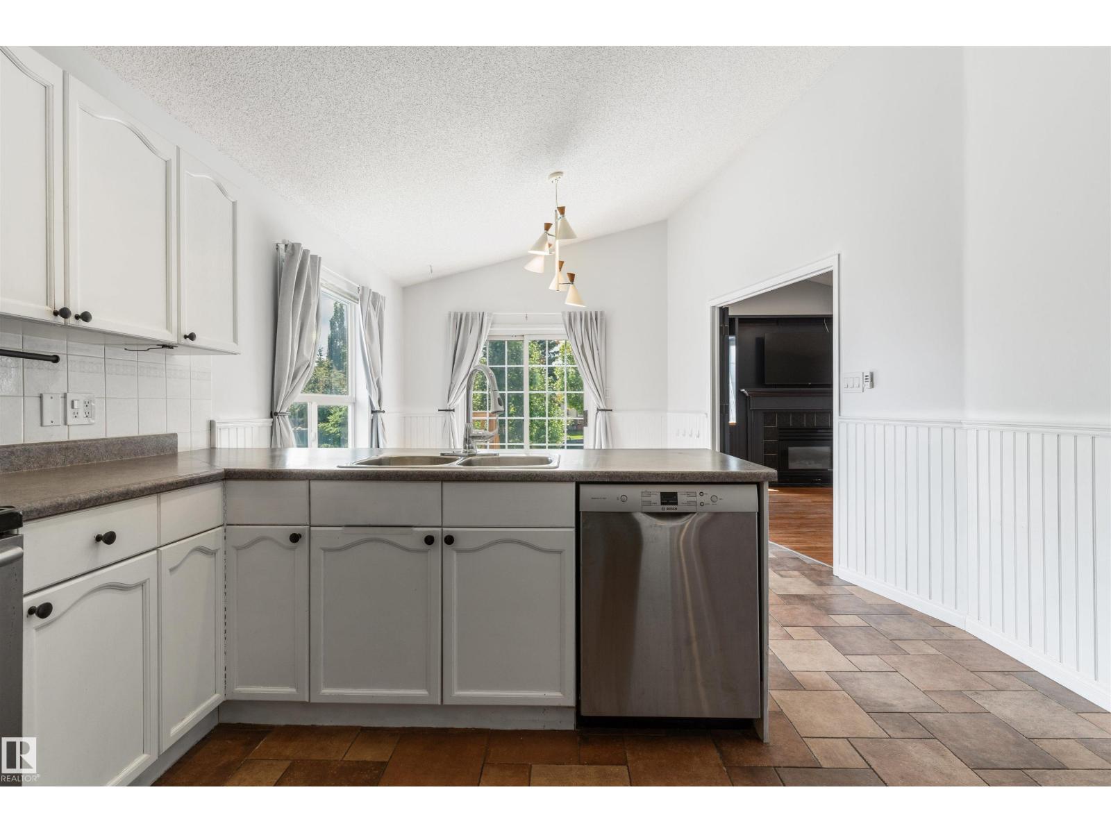 421 BLACKBURN DR E SW - 12