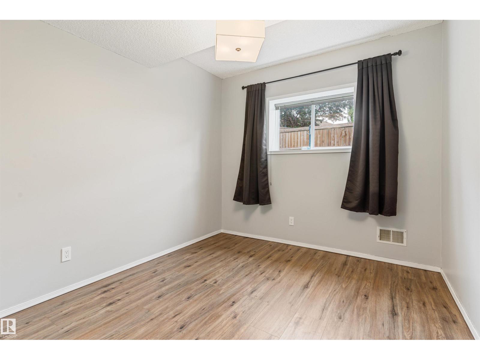421 BLACKBURN DR E SW - 33