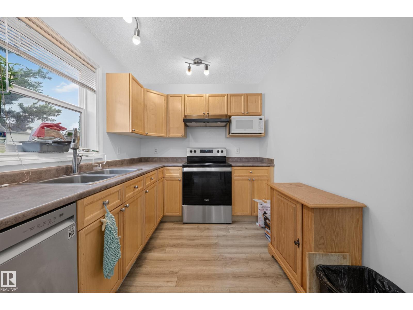 #32 12050 17 AV SW - 28