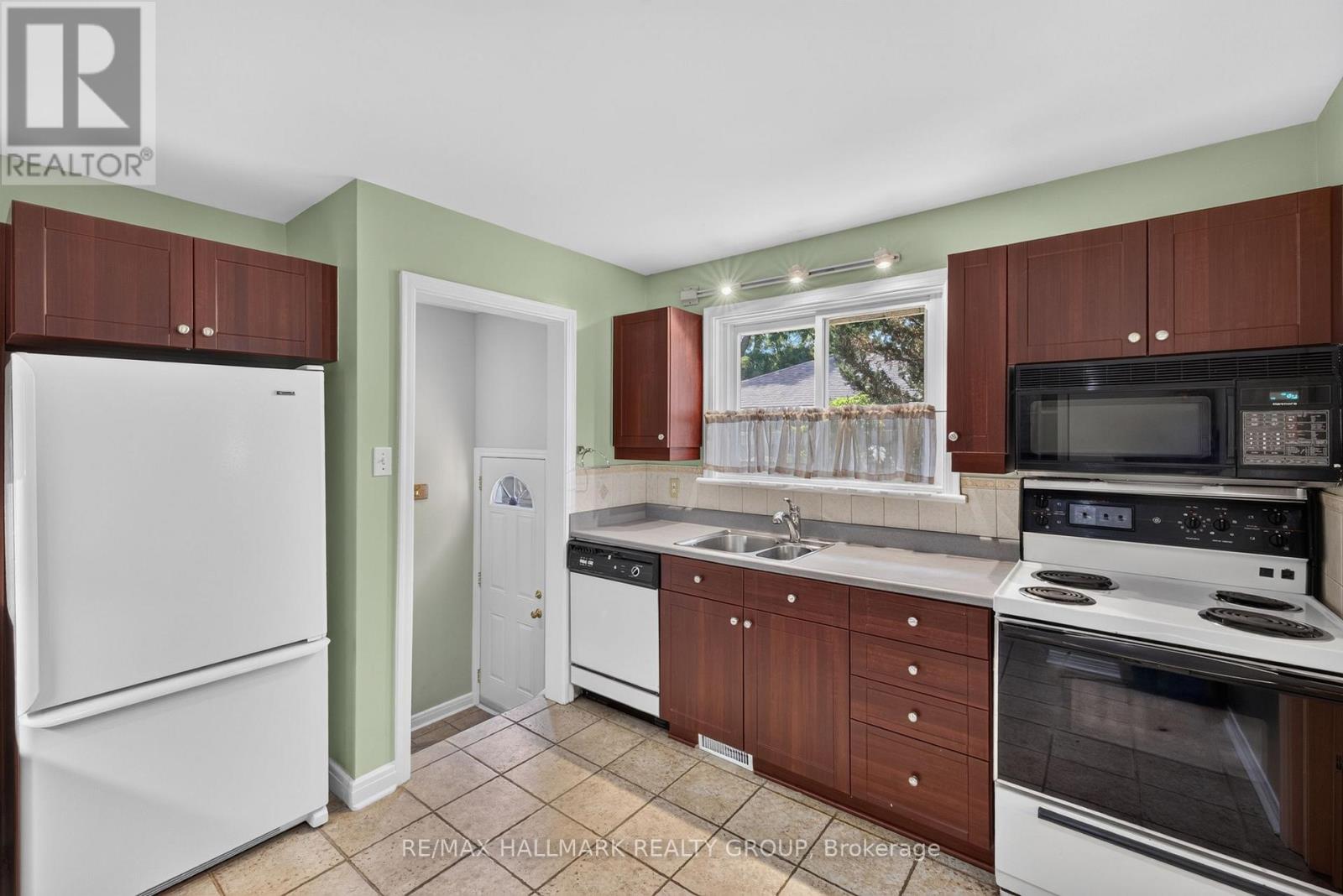 3 Bed, 2 Bath House for Sale in Ottawa – 859 DUBERRY STREET, Ottawa – MLS# X13543140 - Image 10