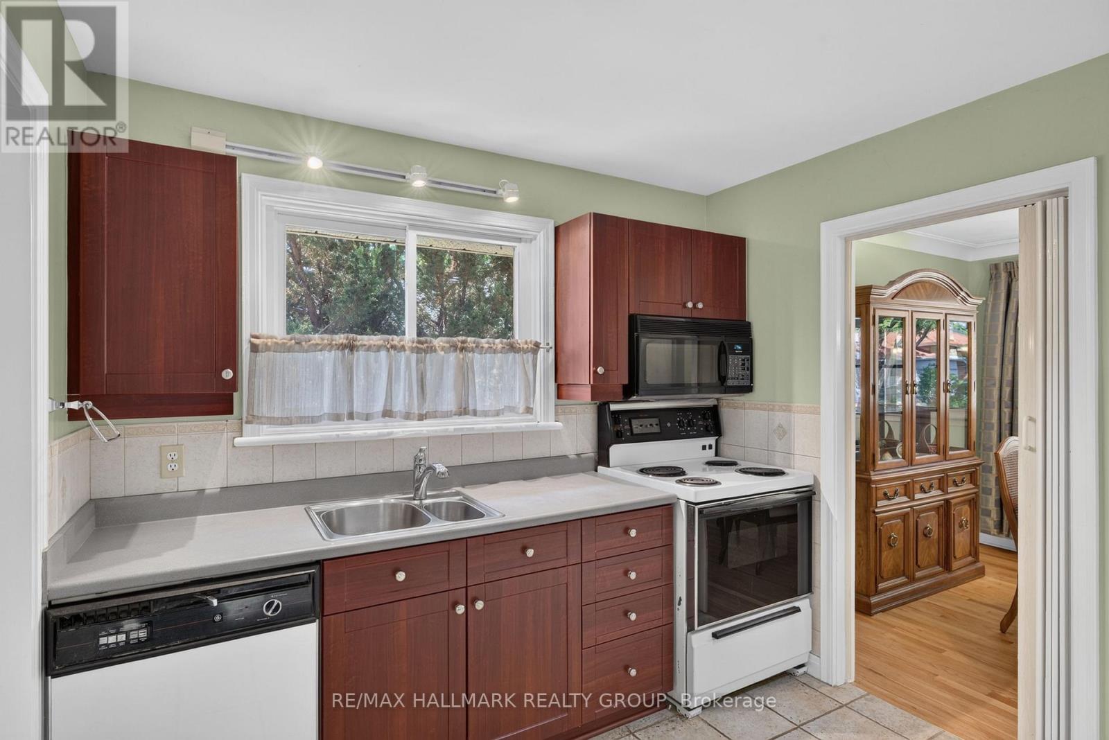 3 Bed, 2 Bath House for Sale in Ottawa – 859 DUBERRY STREET, Ottawa – MLS# X13543140 - Image 11