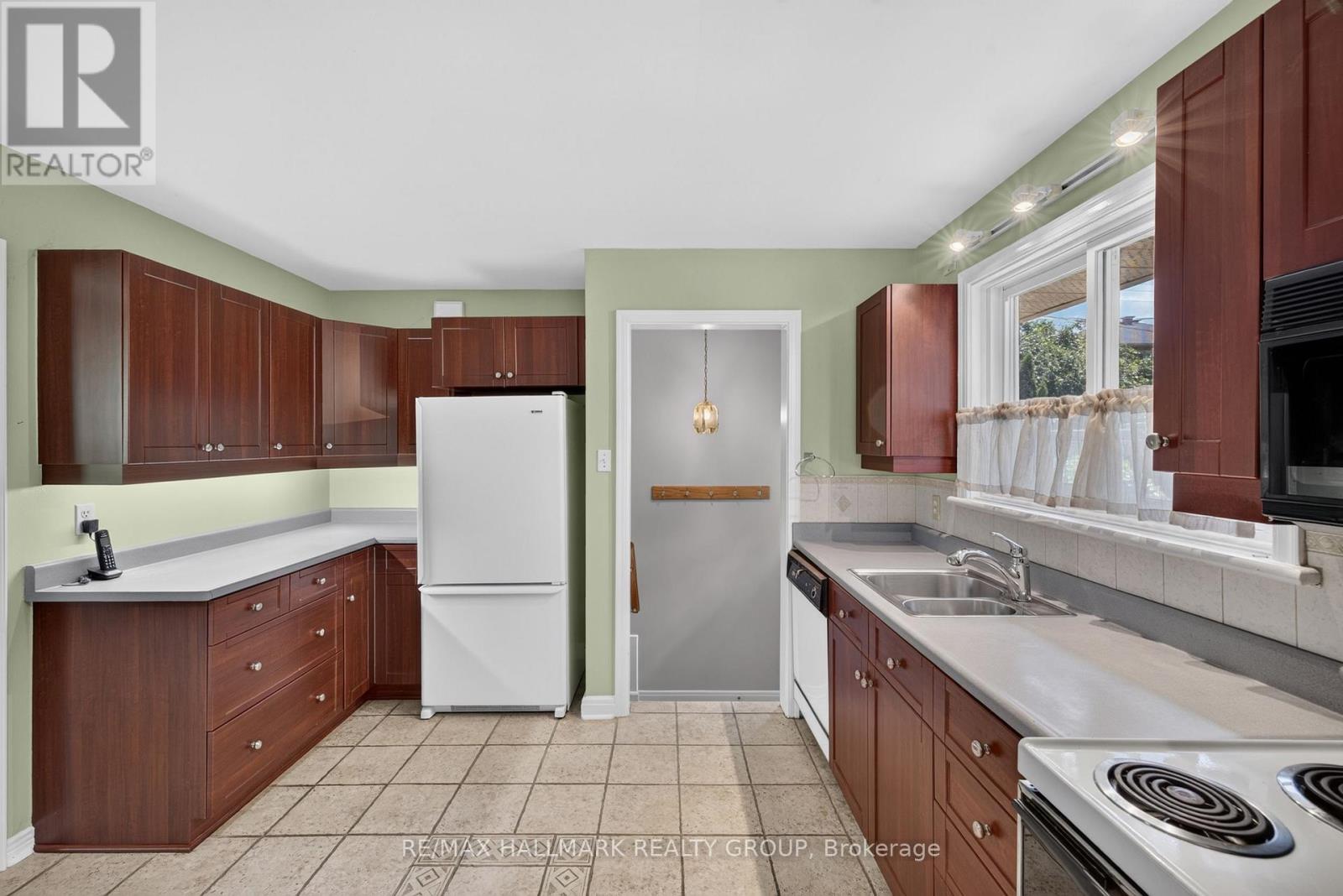 3 Bed, 2 Bath House for Sale in Ottawa – 859 DUBERRY STREET, Ottawa – MLS# X13543140 - Image 9