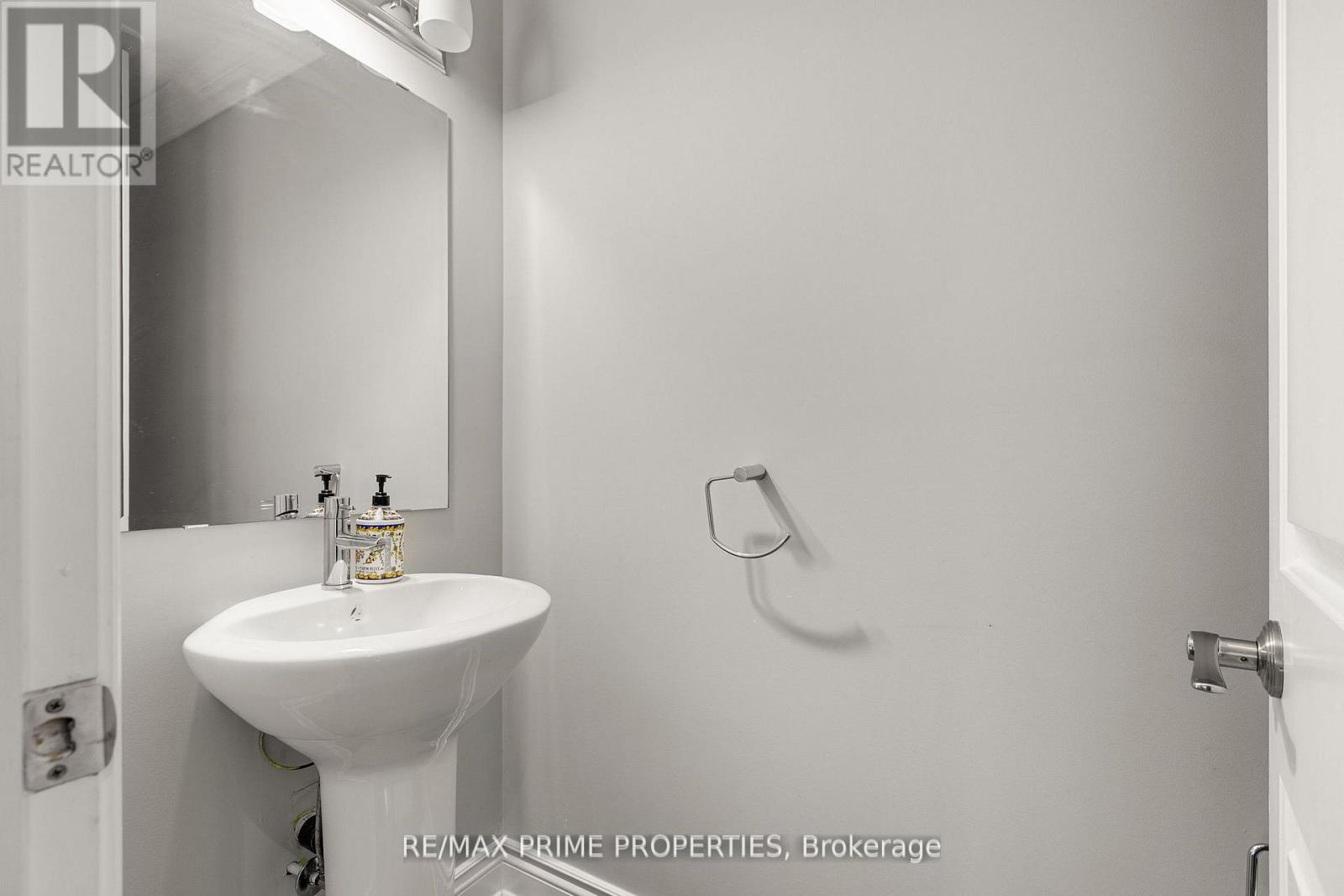 72 BRANTHAVEN STREET, Ottawa. Luxury613. By Peter Sagos - Image 7
