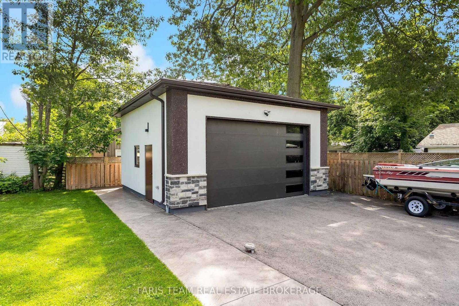 3951 ALBERTA AVENUE - 39