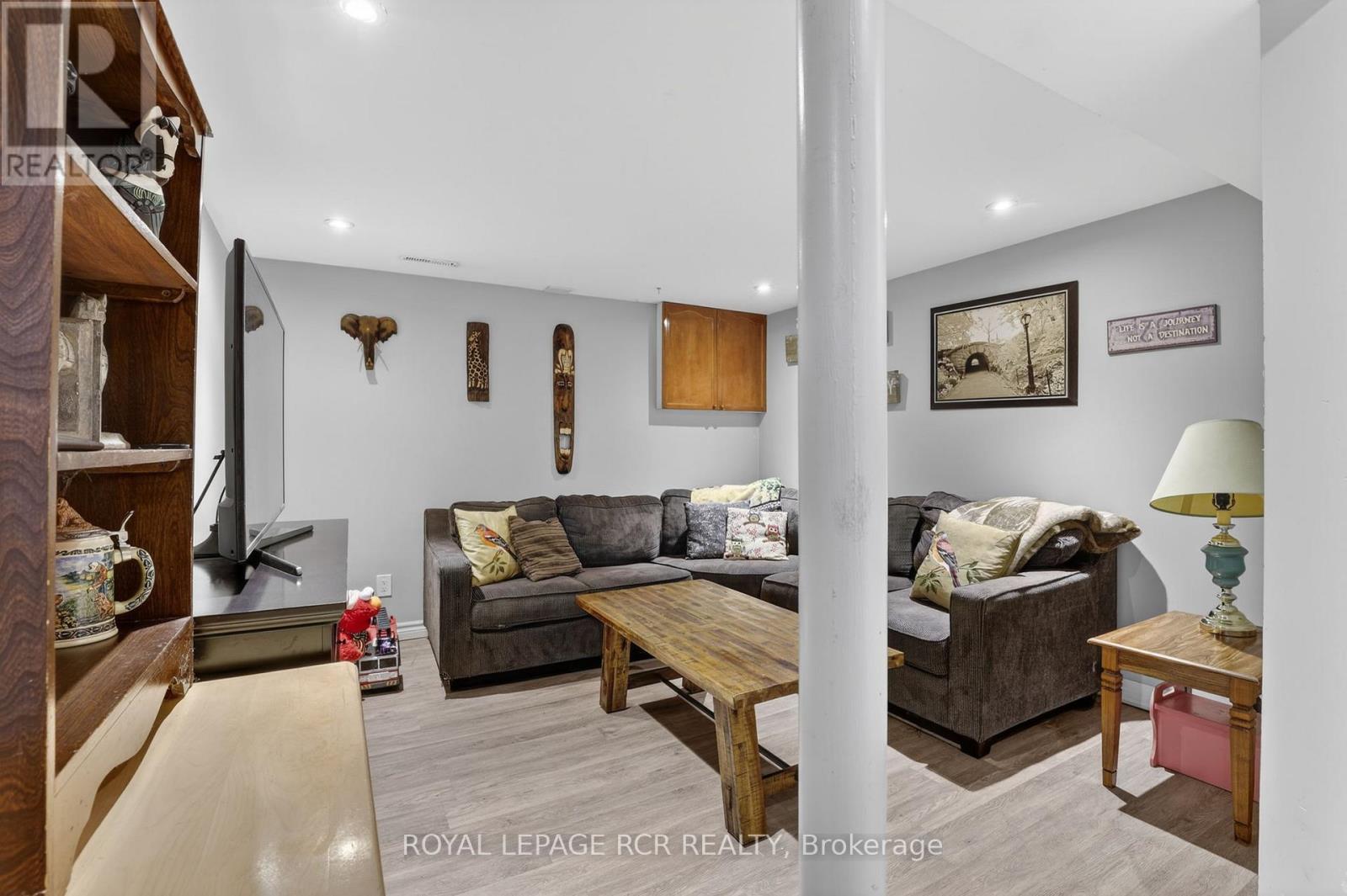 #12 2825 GANANOQUE DRIVE - 23