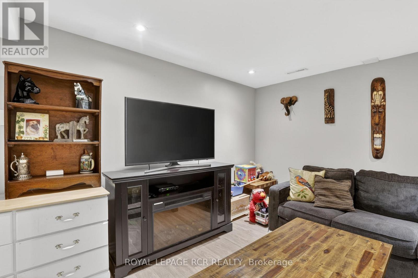 #12 2825 GANANOQUE DRIVE - 24