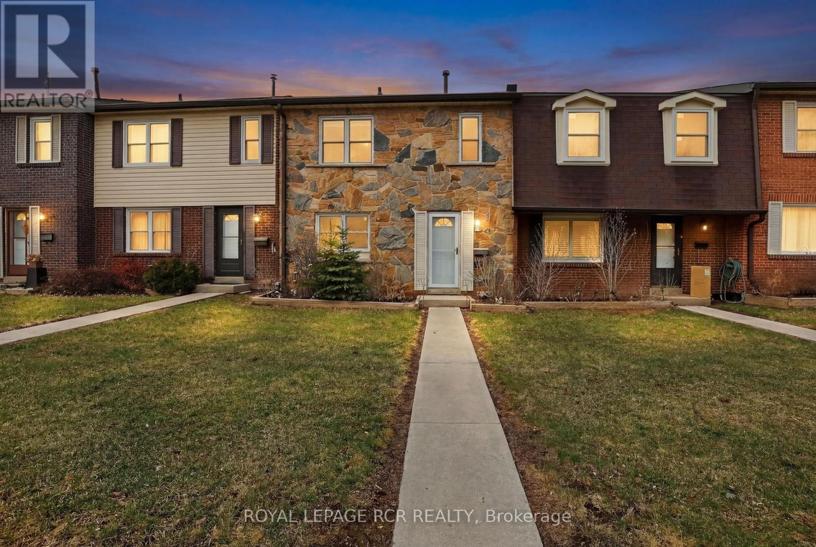 #12 2825 GANANOQUE DRIVE - 36