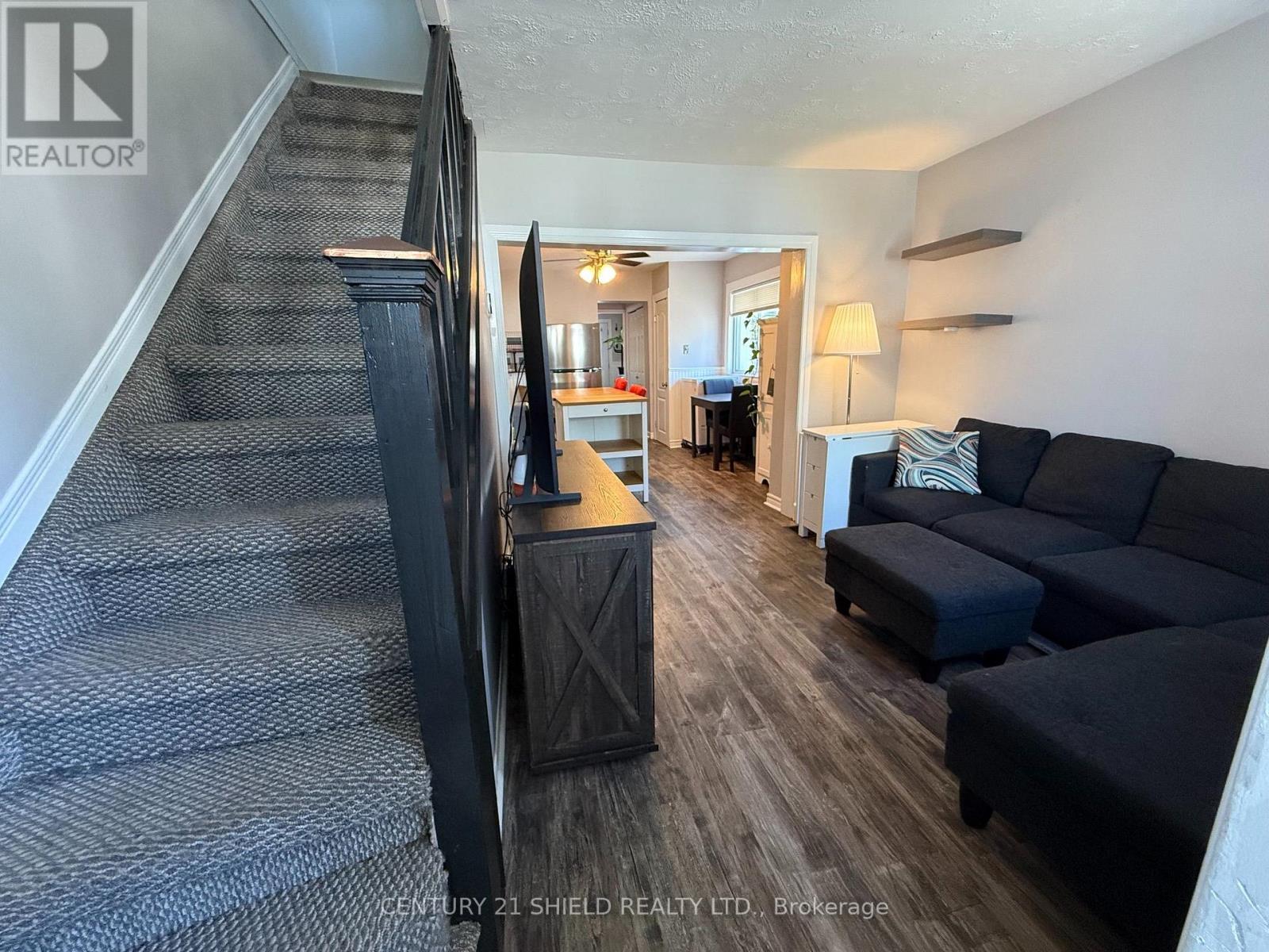 31 CARTIER AVENUE - 24
