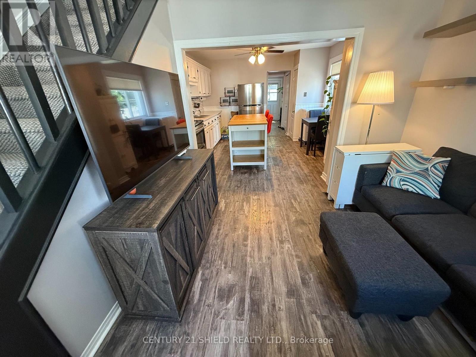 31 CARTIER AVENUE - 22