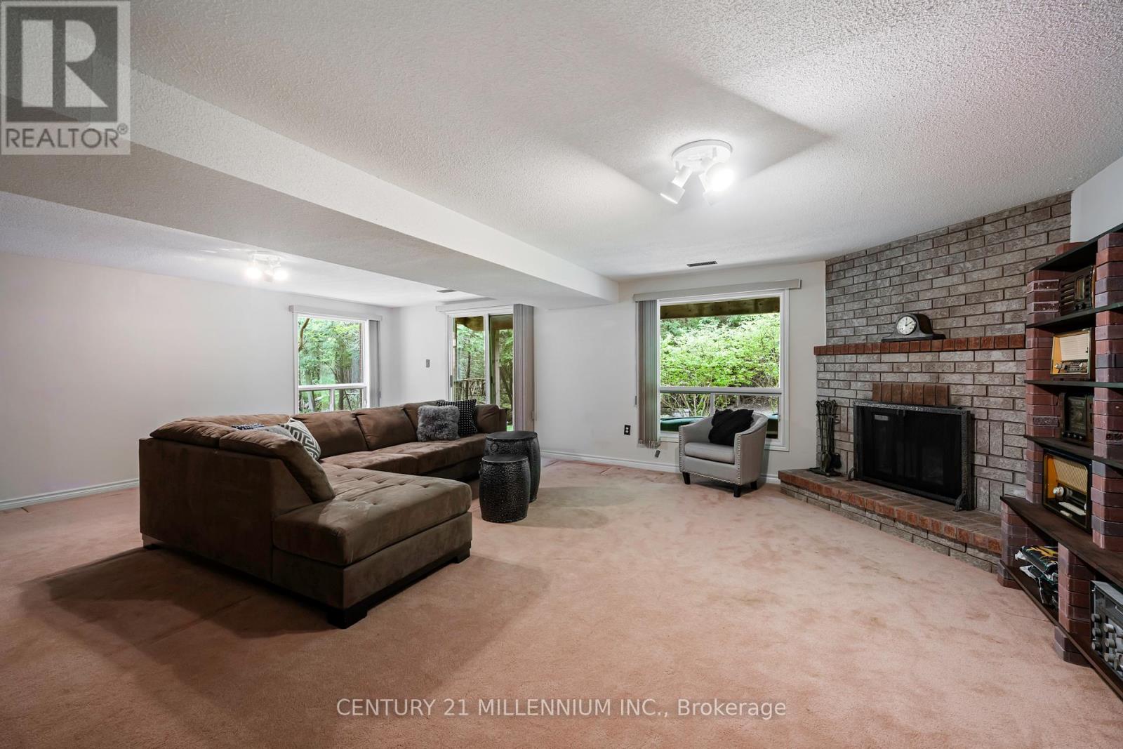 4 BRUCEDALE BOULEVARD - 34