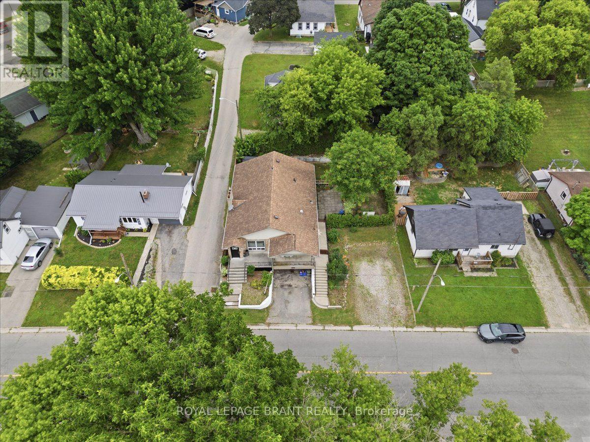 3-bedroom home for sale at 12 TILLSON STREET, Tillsonburg ON · photo 4 of 47