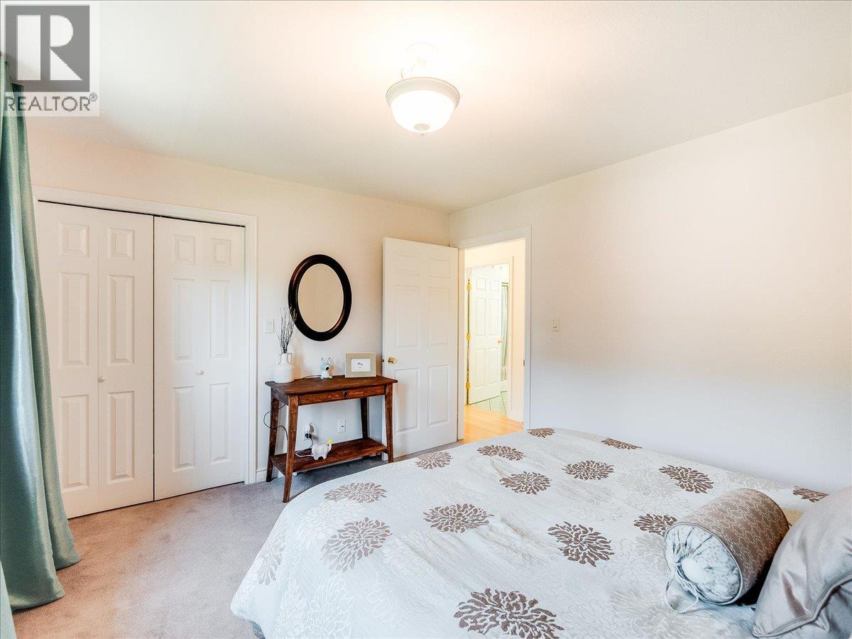 3441 LABURNUM Drive - 32