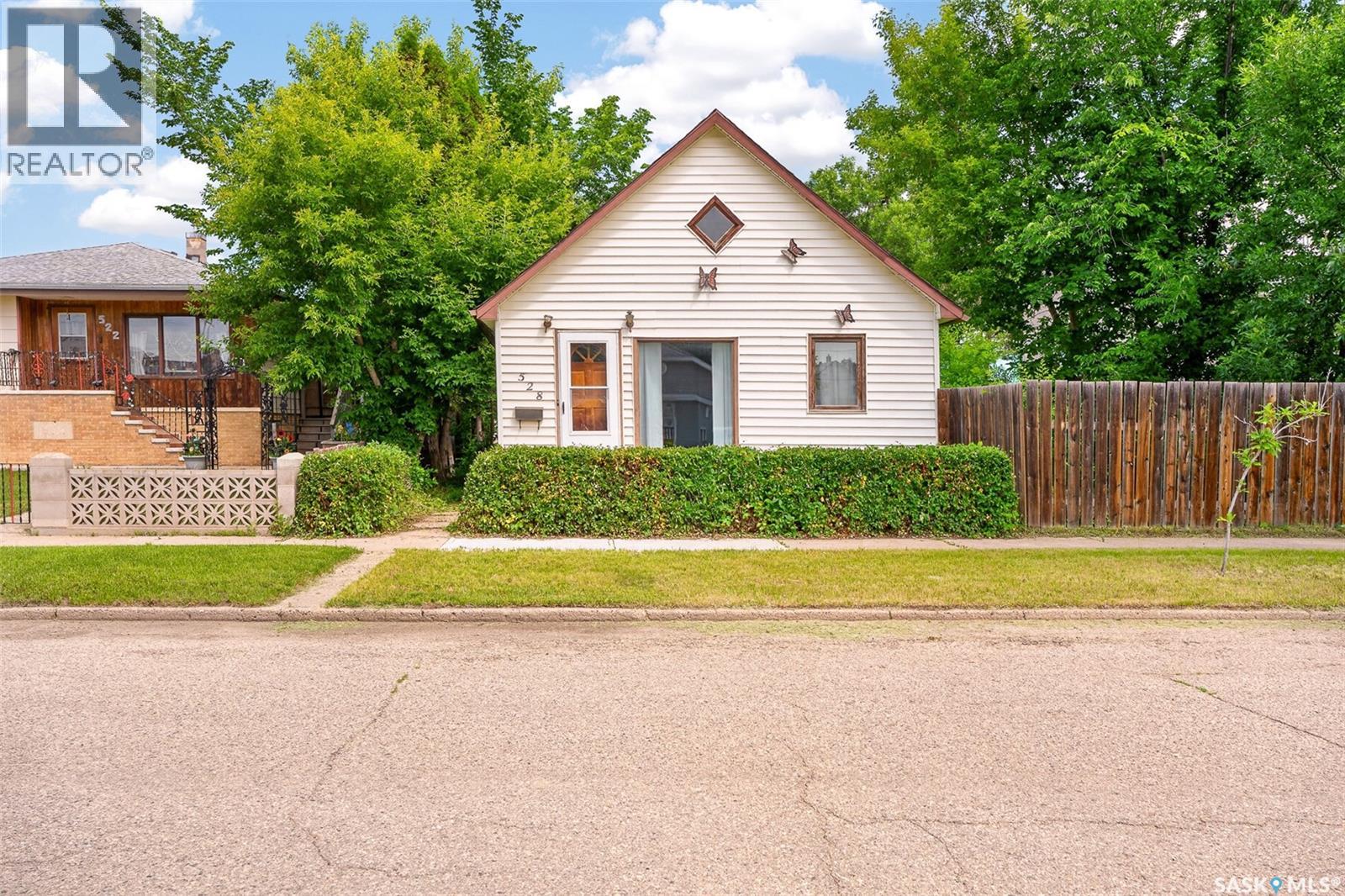 528 Ominica STREET E - 1