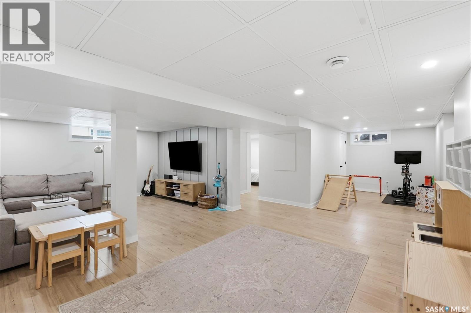 2221 Munroe AVENUE S — photo 25