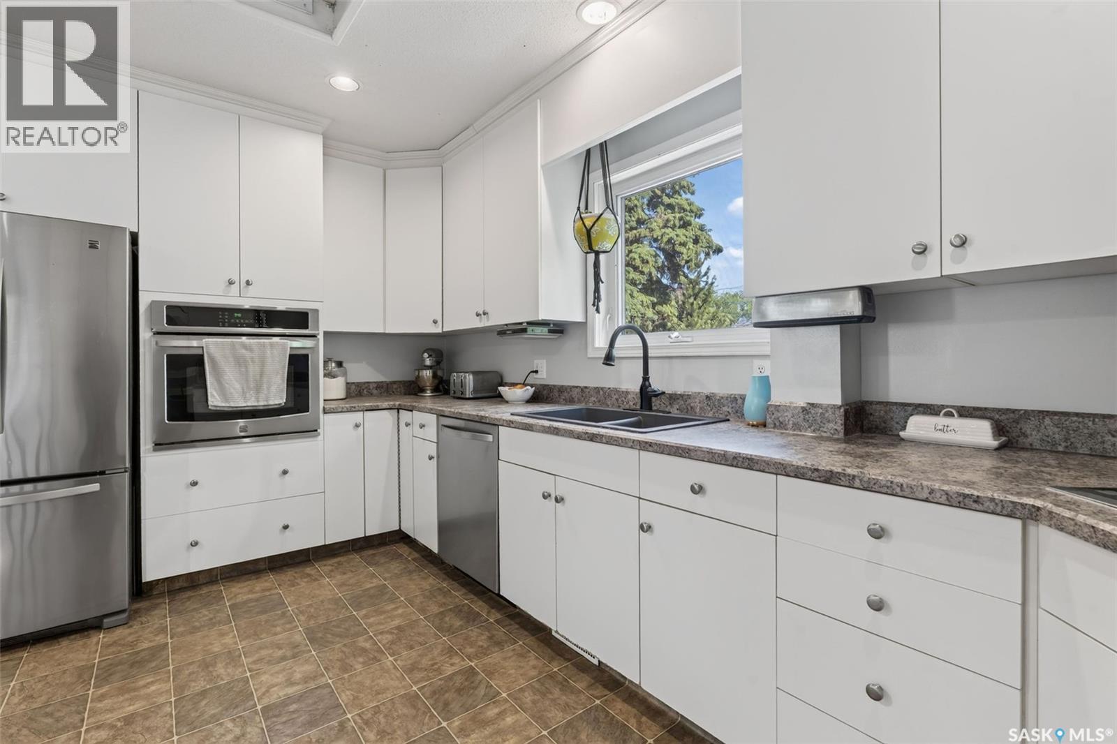 116 Stovel AVENUE W - 28