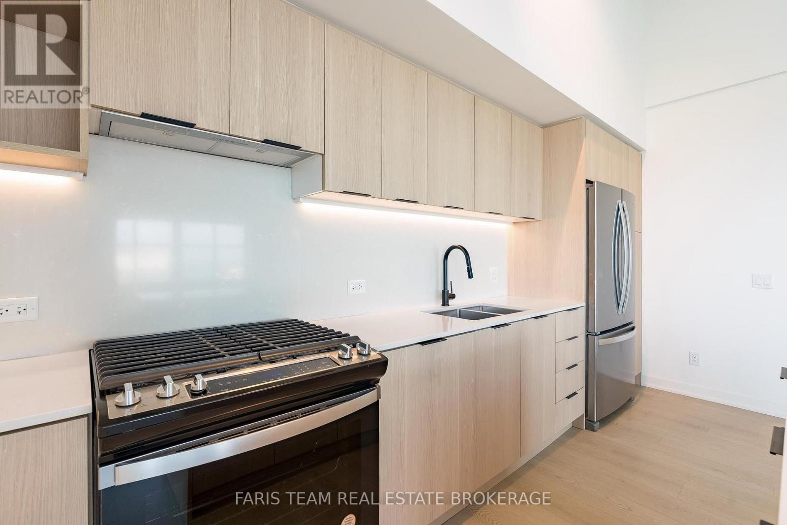 #621 31 HURON STREET - 15
