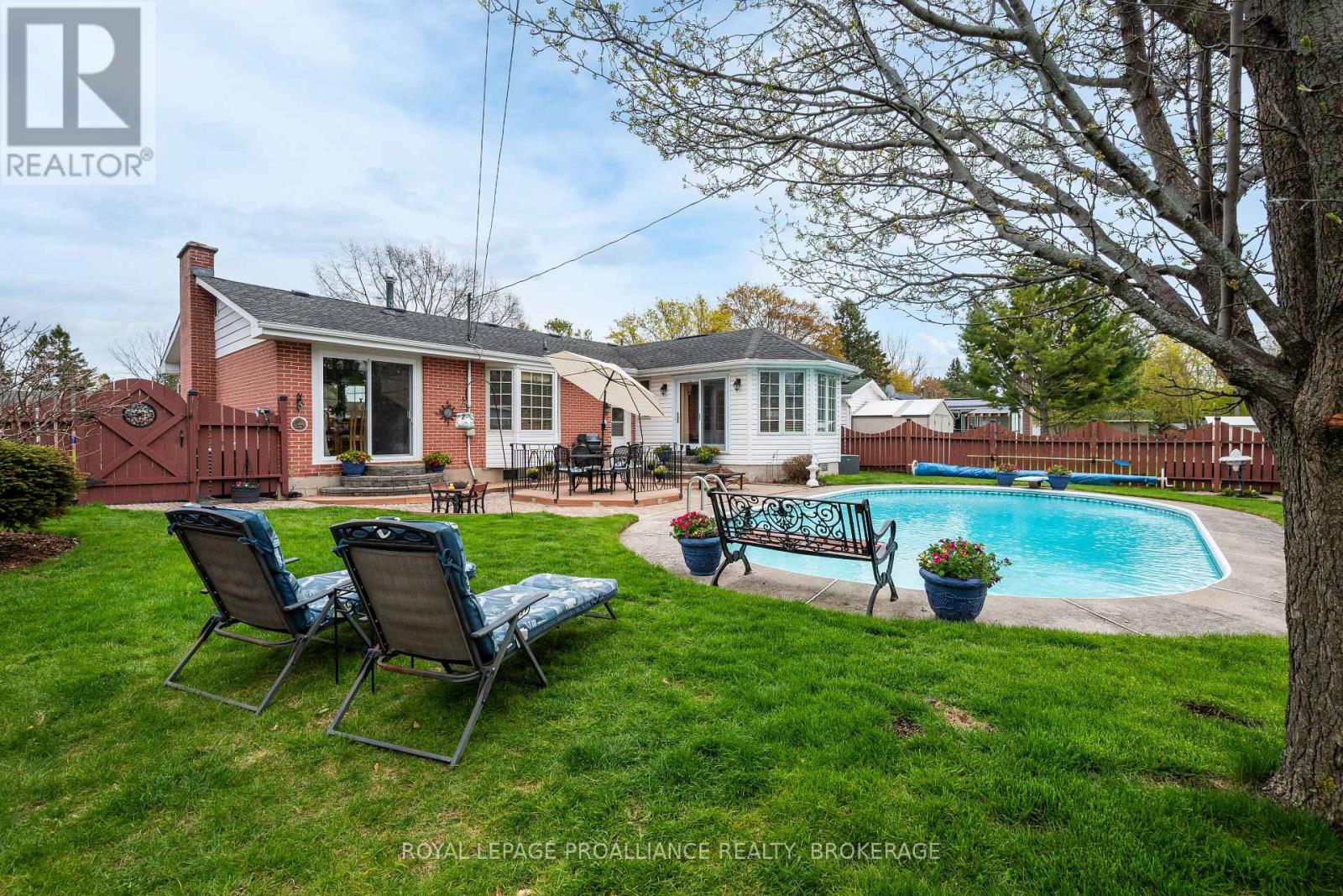 201 CAMBERLEY CRESCENT - 1