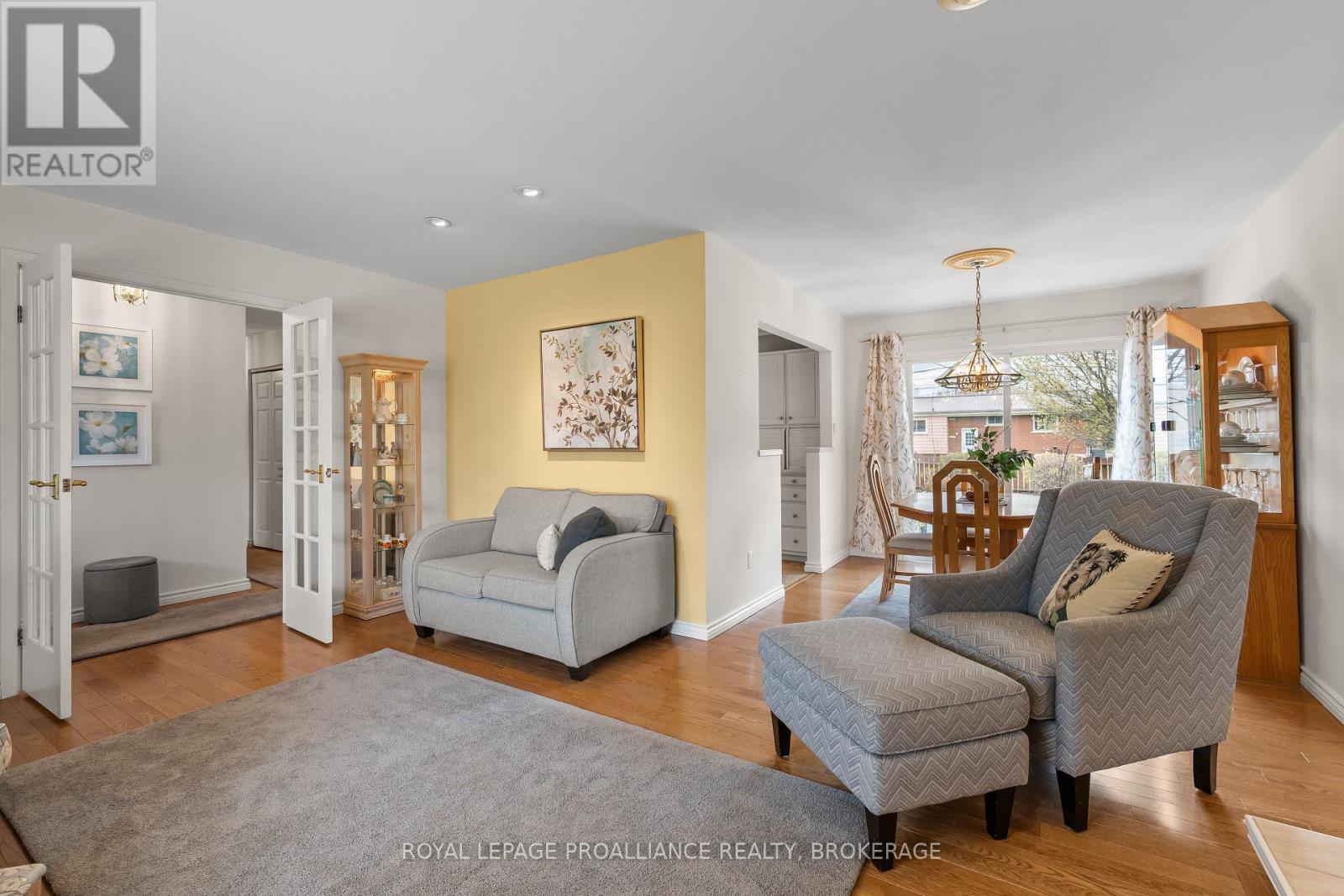 201 CAMBERLEY CRESCENT - 10