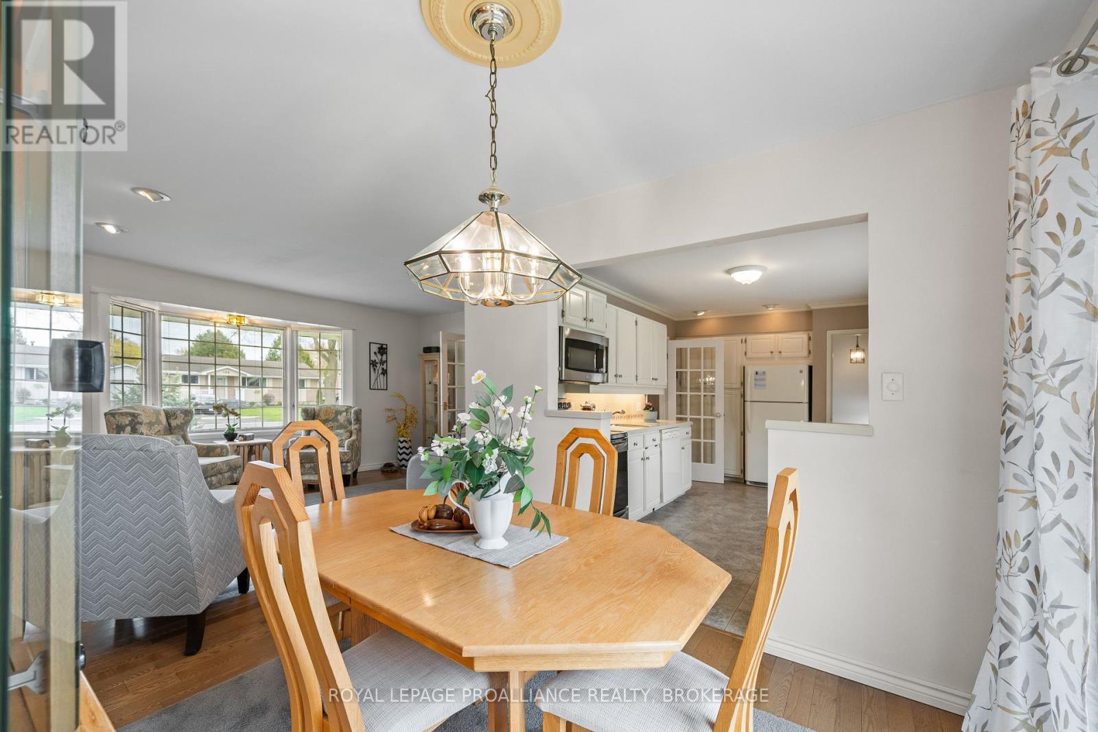 201 CAMBERLEY CRESCENT - 12