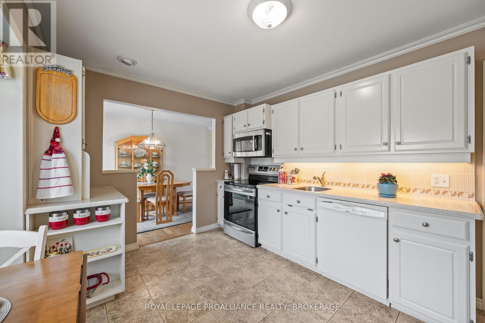 201 CAMBERLEY CRESCENT - 14