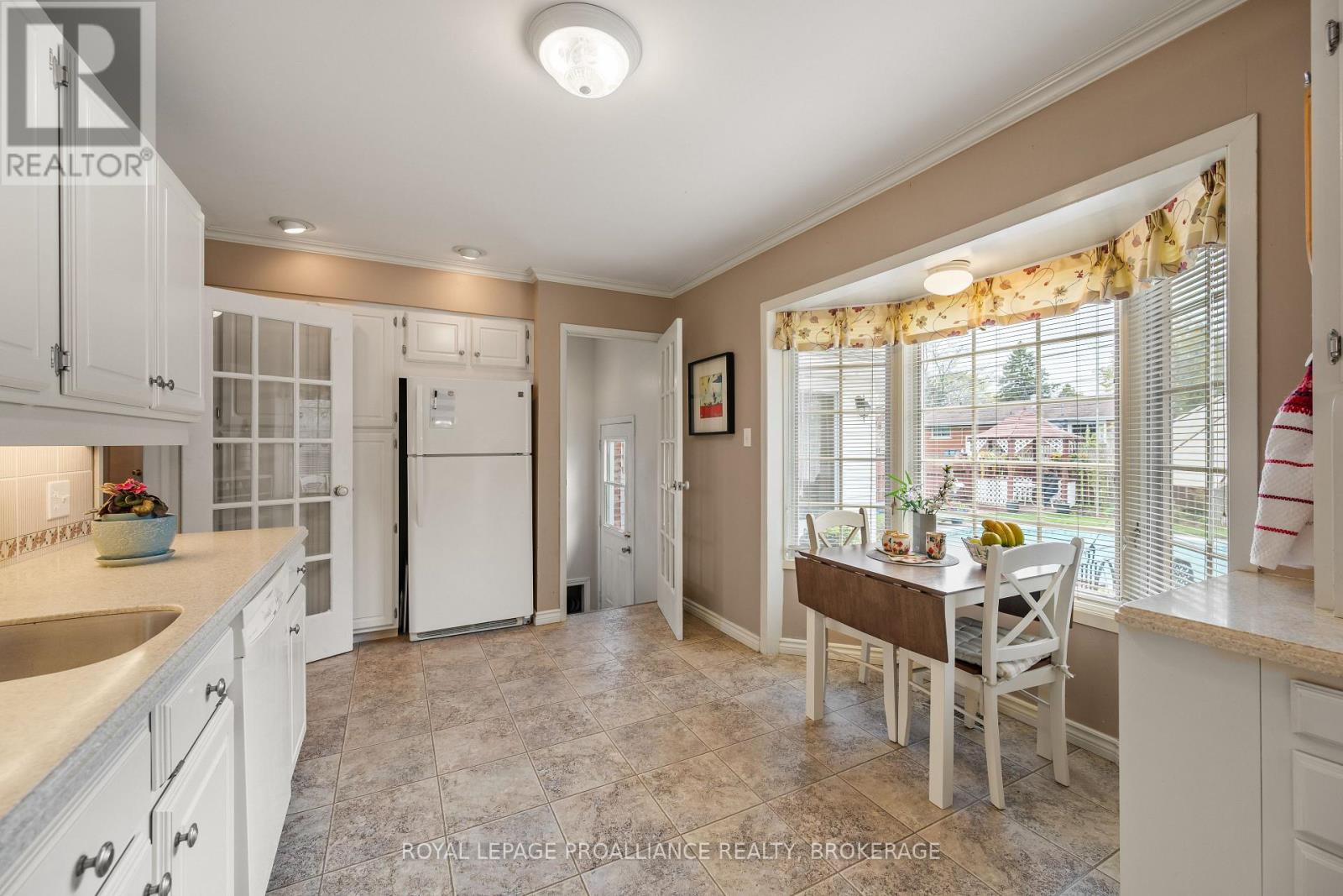 201 CAMBERLEY CRESCENT - 15